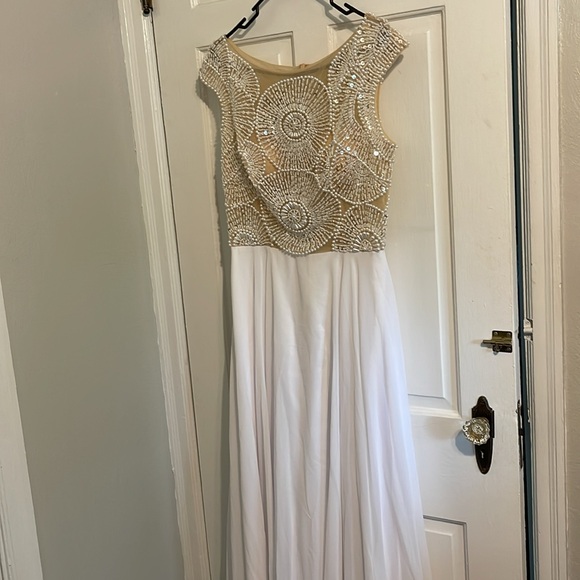 Wedding dress, never worn! - Picture 4 of 9